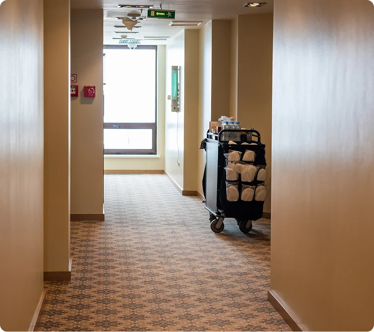 Suministros hoteleros en pasillo
