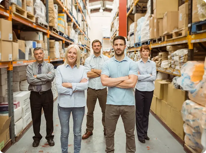 Equipo de trabajo en almacén